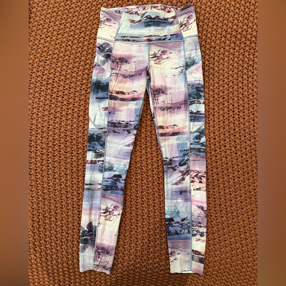Multi color Lululemon leggings ankle crop - size 6 good condition